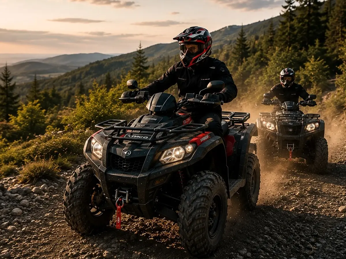 Zielony quad Kymco 300 na leśnej trasie