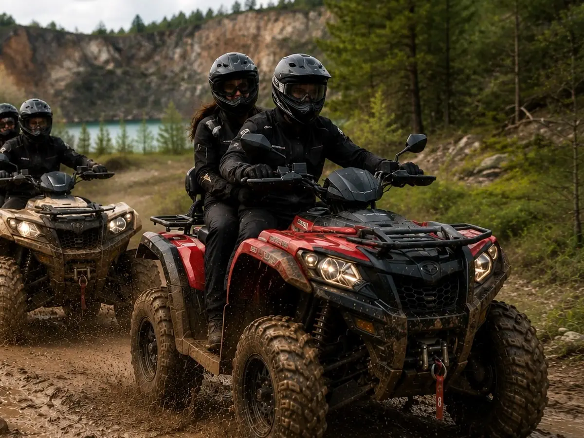 Czerwony dwuosobowy quad QJMotors SFA 600 na górskiej trasie