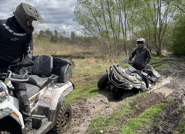 Quad pokonujący błotnisty odcinek terenowej trasy