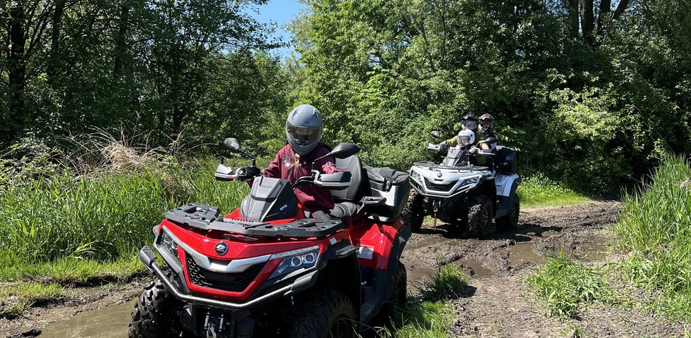 Czerwony quad podczas leśnej wyprawy w Górach Świętokrzyskich