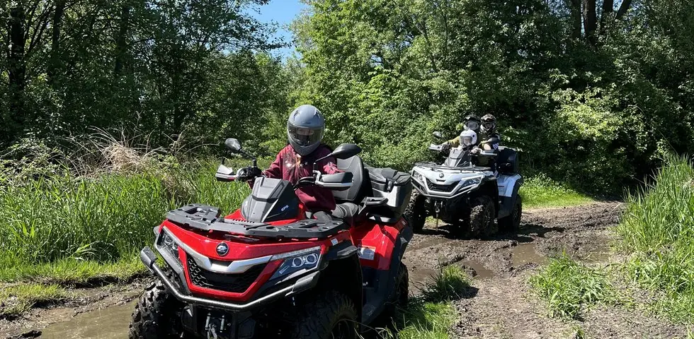 Czerwony quad podczas leśnej wyprawy w Górach Świętokrzyskich