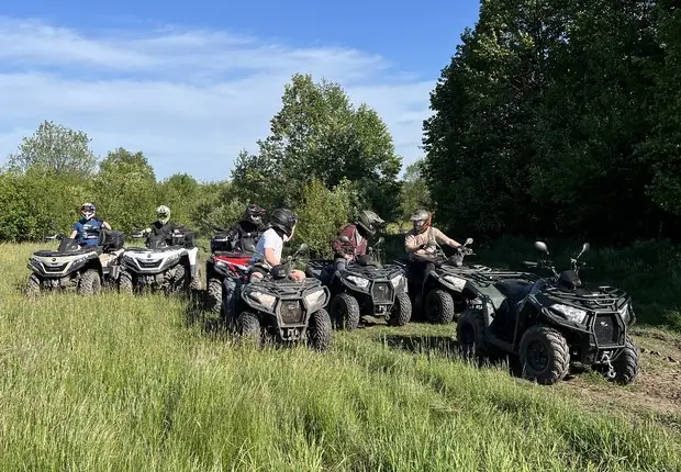 Grupa quadów ustawiona na punkcie widokowym